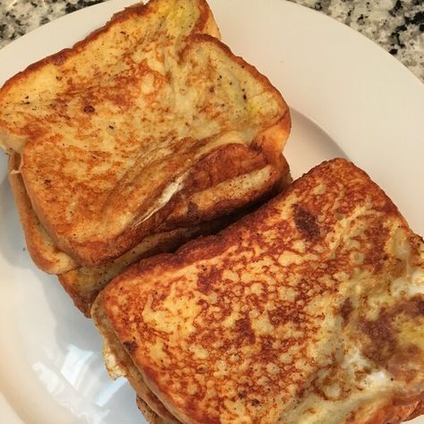 Lazy French Toast, Egg And Toast Breakfast, Sweet French Toast Recipe, 12 Layer Chocolate Cake Recipe, French Toast Aesthetic, Egg French Toast, School Bread, Delicious French Toast Recipe, French Toast Sandwich