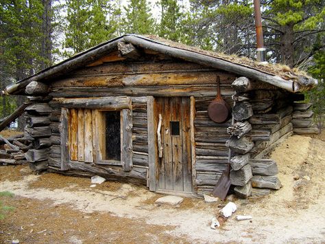 trapper's cabin Alaska Cabin, Log Cabin Rustic, Small Log Cabin, Cabin Tiny House, Hunting Cabin, Tiny Cabins, Cabin Living, Little Cabin, Log Cabin Homes