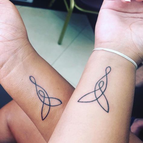 Fiona Sinnapen on Instagram: “FINALLY got this tattoo done with the Woman who has given me life. 👩‍👧🙌🏼 The Celtic mother-daughter knot #tattoonumber4 #motherdaughter…” Petite Mother Daughter Tattoos, Celtic Daughter Tattoo, Mother Daughter Witch Tattoo, Viking Mother Tattoo, Infinity Mother Daughter Tattoo, Celtic Symbol For Mother And Daughter, Mother Step Daughter Tattoos, Spiritual Mother Daughter Tattoos, Mother Daughter Tattoos Celtic