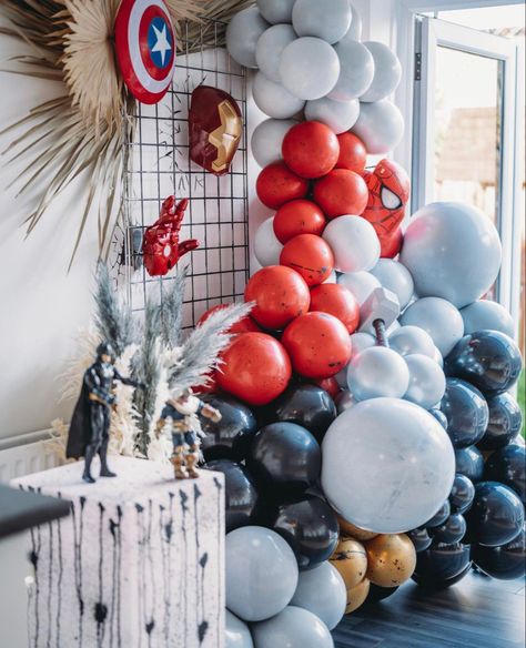 Elegant Superhero Party, Marvel Avengers Theme Party, Modern Avengers Party, Boho Spiderman Party, Marvel Balloon Garland, Superhero Balloon Arch, Avengers Balloon Garland, Marvel Decorations Party, Modern Superhero Party