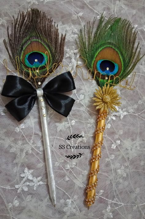 Pithi Sticks, Pithi Decoration Thali, Dandiya Decoration Ideas, Nikah Pen, Peacock Feather Art, Thali Decoration Ideas, Wedding Pen, Indian Wedding Favors, Janmashtami Decoration