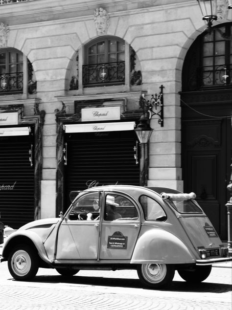 #paris #cars #vintagecar #vintage #aesthetic 50s Paris Aesthetic, Paris Buildings, 50s Aesthetic, 50s Cars, Edith Piaf, Paris Aesthetic, Paris Street, Vroom Vroom, Vintage Aesthetic