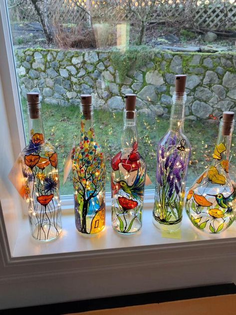 Tre Kunst, Layers Short, Painted Bottles, Hand Painted Bottles, Glass Bottle Diy, Diy Glass Bottle Crafts, Wine Bottle Art, Glass Bottles Art, Wine Bottle Diy Crafts