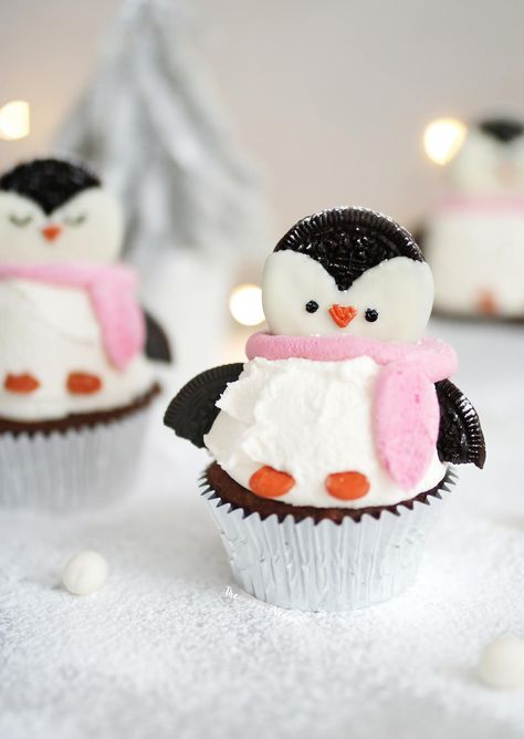 Chocolate penguin cupcakes Penguin Food Art, Cute Christmas Cupcakes For Kids, Snow Man Cupcake, Winter Decorated Cupcakes, Penguin Cupcakes Easy, Christmas Baking Cupcakes, Christmas Muffins Decoration, Cute Christmas Cupcake Ideas, Winter Cupcake Ideas