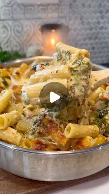 Chicken Broccoli Pasta Bake, Tomato Oil, Creamy Pesto Chicken, Cooked Broccoli, Pesto Pasta Bake, Broccoli Pasta Bake, Broccoli Pasta Recipe, Chicken Broccoli Pasta, Creamy Pesto