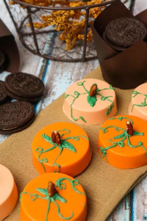 Pumpkin Oreos, Oreo Pumpkin, Sweet Potato Side Dish, Candy Corn Cookies, Chocolate Dipped Cookies, Cake Stand Set, Dipped Cookies, Fall Snacks, Oreo Recipes