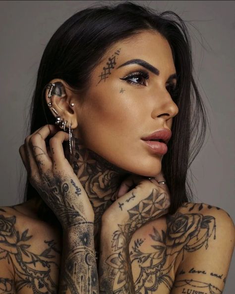 Inked Woman Photography, Female Face Tattoo, Female Tattoo Models, Face Tattoos For Women, Tattoed Women, Magic Tattoo, Best Tattoos For Women, Incredible Tattoos, Tattoo Model