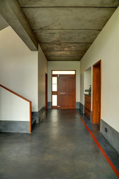 4 Kochi homes that are like meditative sanctuaries Concrete Finished Floors, Indian Flooring Ideas, Cement Flooring Ideas, Yellow Oxide Flooring, Cement Finish Interior, Oxide Flooring Ideas, Cement Floor Ideas, Cement Floors In House, Oxide Flooring