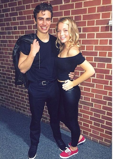 greece Greece Couple Costume, 50s Outfits Spirit Week, Outfit 50s, Grease Characters, Grease Style, 80s Theme Party Outfits, Badass Halloween Costumes, Sandy Grease, Cris Mj