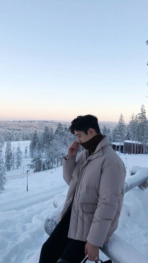 Snow Outfit Men, Japan Outfit Winter, Josh Chen, References Poses, Winter Senior Pictures, Winter Outfits Snow, Mens Winter Fashion Outfits, Snow Photoshoot, Winter Portraits