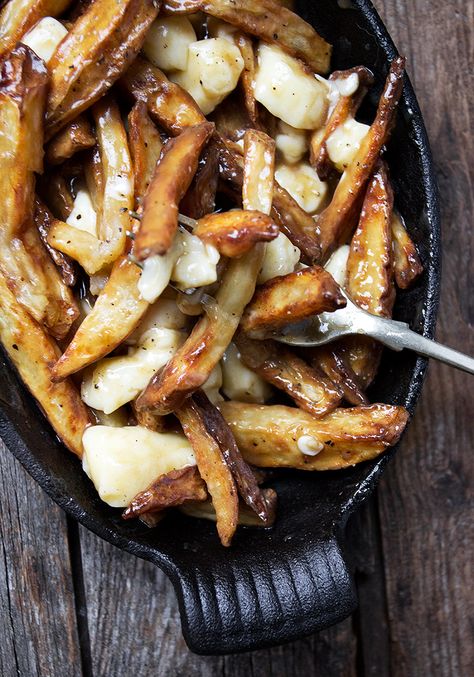 Authentic Canadian Poutine Recipe Canadian Foods, Canadian Poutine, Poutine Recipe, Canadian Dishes, Canadian Cuisine, Delicious Sides, I'm Fat, Food Fest, Iron Recipes