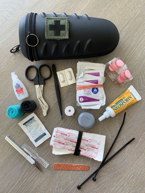 Medkits First Aid, First Aid Kit Diy, Tactical Lifestyle, Doctor Equipment, Tactical Sunglasses, Diy First Aid Kit, Medicine Kit, Mini First Aid Kit, Tactical Light