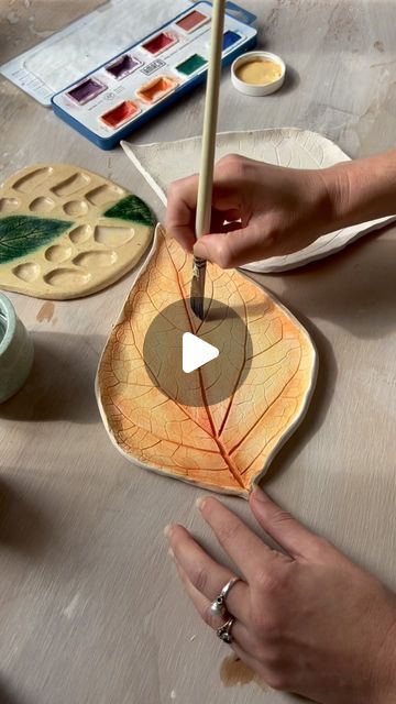 Leaf Pottery Painting, Ceramic Leaf Plate, Leaf Plates Ceramic, Autumn Ceramics Ideas, Ceramic Plates Designs Handmade, Air Dry Clay Leaf, Pottery Plate Ideas, Autumn Ceramics, Autumn Pottery