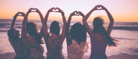 Five girls celebrating Galentine's Day and friendship at the beach Friendship Photography, Squad Pictures, Squad Photos, Five Friends, Girl Friendship, Besties Forever, Best Friend Photography, Friend Poses Photography, Drawings Of Friends