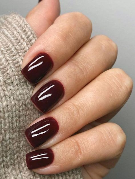 Nail Idea For Dark Skin, Dark Bordeaux Nails, Square Acrylic Nails Autumn, Mail Colors 2023 Winter, Short Nail Colours, Deep Maroon Nails, Nails Bordeaux Gel, Short Burgundy Nails, Burgundy Gel Nails