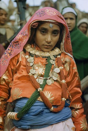 Tumblr, Garlic Photography, Nepali Culture, Nepal Culture, Hans Christian Anderson, Asian Inspiration, Arranged Marriage, Uh Oh, Folk Dresses