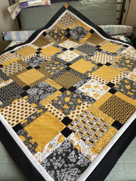 Yellow And Black Quilts, Hand Made Quilts, Ffa Quilt, Bee Quilts, Asian Quilts, Simple Quilt, Lap Quilt Patterns, Big Block Quilts, Perfect Job