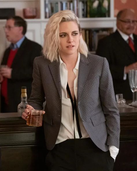 I Love Kristen Stewart’s Christmas Looks in Happiest Season Lesbian Christmas, The Happiest Season, Clea Duvall, Happiest Season, Kristin Stewart, Woman In Suit, Kristen Stewart Style, Looks Pinterest, Bella Swan