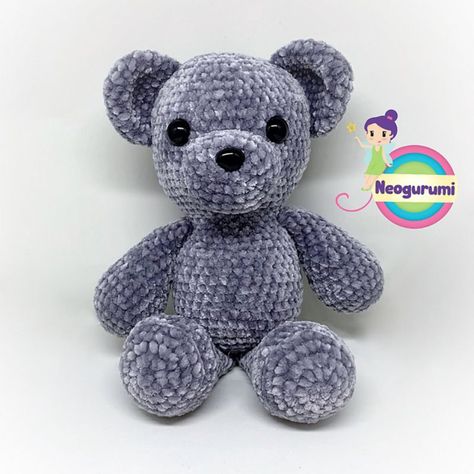 Velvet Teddy Bears With Free Crochet Patterns Velvet yarn is soft and very cute. If you haven't tried it yet, you should definitely give it a go! You can make all sorts of things with it - cushio Crochet Bears, Craft Toys, Bear Patterns Free, Crochet Bear Patterns, Crochet Teddy Bear Pattern, Velvet Yarn, Velvet Teddy, Mode Crochet, Crochet Teddy Bear