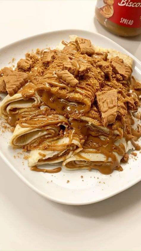 Biscoff Crepes, Crepes Dessert, Lotus Recipes, Lotus Recipe, Food Polls, Lotus Biscoff, Yummy Comfort Food, Delicious Snacks Recipes, Food Videos Desserts