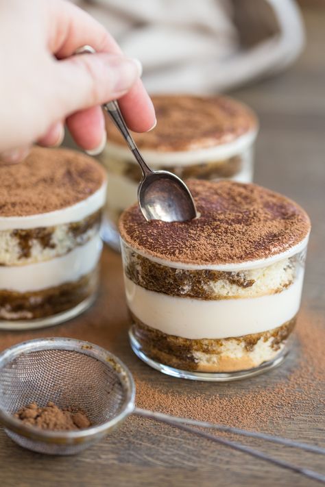 Tiramisu in a glass - Electric Blue Food - Kitchen stories from abroad Serving Ideas, Easy Gluten Free Desserts, Homemade Snickers, Joy Filled Eats, Easy No Bake Desserts, Cheesecake Desserts, Blue Food, Köstliche Desserts, Kitchen Stories