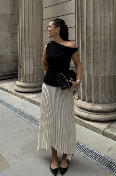 Synagogue Outfit, Pleat Skirt Outfit, Cannes Outfits, Black Pencil Skirt Outfit Work, Rachel Outfits, Court Fits, Black Pencil Skirt Outfit, Pencil Skirt Outfit, White Skirt Outfits