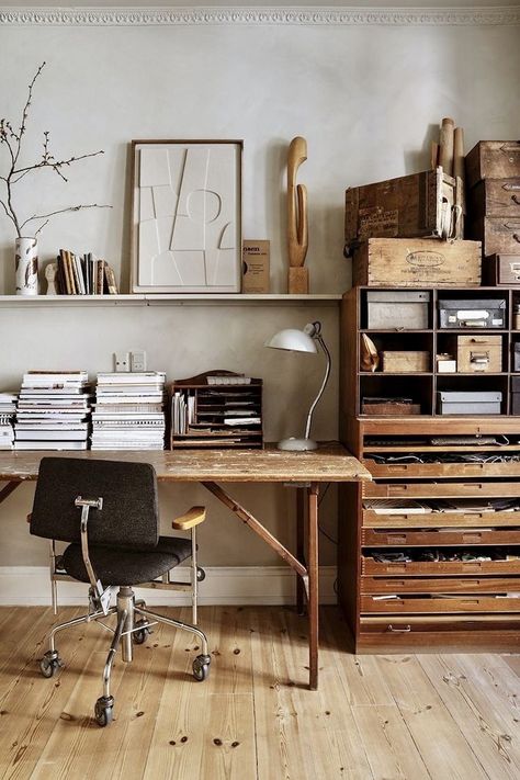 Home Design Studio Office, Architecture Desk Setup, Cozy Craft Room, Home Office Art Studio, Rustic Home Office Ideas, Diy Decoration Ideas, Artist Workspace, Art Studio Room, Art Studio At Home