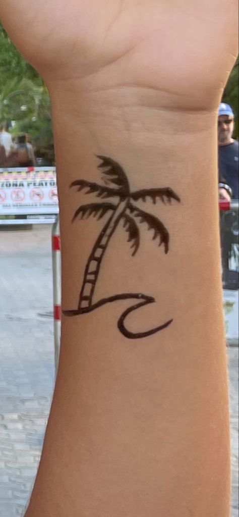 Simple Thigh Henna Designs, Beach Henna Tattoos Summer, Hena Designs Summer, Preppy Henna Tattoos, Henna Designs Beach Theme, Preppy Henna Designs, Henna Tattoo Designs Beach, Henna Tattoo Designs Summer, Henna Beach Design