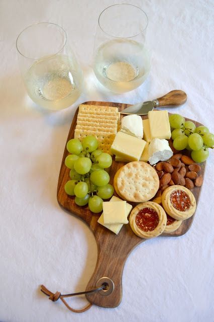 Cheese Board Easy, Small Cheese Boards, Plateau Charcuterie, Cheese Table, Eat At Home, Wine And Cheese Party, Charcuterie Inspiration, Charcuterie Cheese, Charcuterie Platter