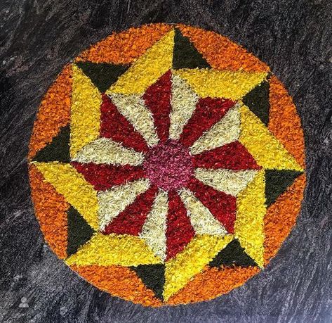 Atham Onam Simple Design, Onam Flower Design Simple, Simple Atham Pookalam Design, Simple Rangoli With Flowers Petals, Small Pookkalam Designs, Onam Flower Decoration Simple, Onam Simple Pookalam, Pookolam Design Simple, Onam Kolam Designs