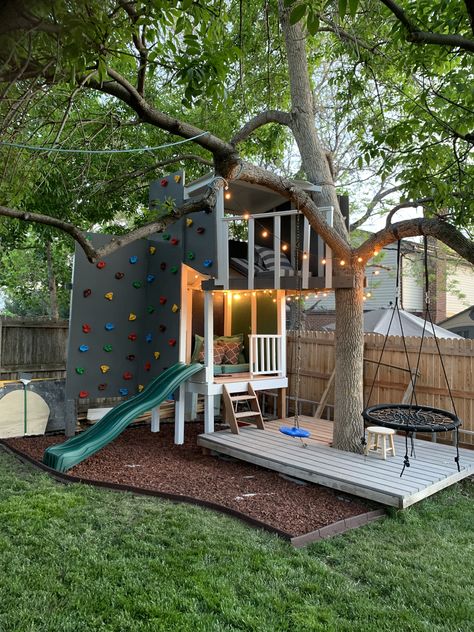 Tree House Backyard, Fenced In Play Area For Kids, Kids Treehouse Ideas, Diy Play Structure, Backyard Tree House, Backyard Playground Ideas, Kid Friendly Backyard, Backyard Fort, Cheap Farmhouse