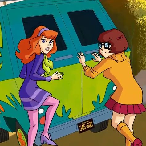 Iconic Dous, Daphne From Scooby Doo, Mystery Incorporated, Scooby Doo Mystery Incorporated, Daphne And Velma, Duo Costumes, Mystery Machine, Daphne Blake, Scooby Doo Mystery