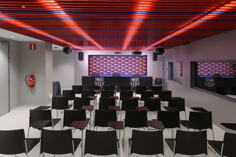 We are very happy that our Ema stackable chairs have been selected for the press room of the FCB Johan Cruyff Stadium, an unbeatable option when a writing table is added. #Ema #EmaChair #chair #eneadesign #design #FurnitureDesign #furniture #DesignTrends #ContemporaryDesign #ModernDesign #interiorism #ProductDesign #InteriorDesign Press Conference Room, Conference Room Design, Corporate Event Design, Johan Cruyff, Puntarenas, Stackable Chairs, Writing Table, Media Room, The Press