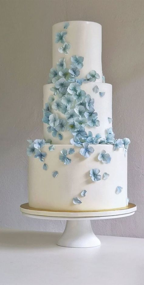 27. Three-Tiered White Cake with Blue Flowers Minimalism has been around for a long time, now more than ever it is a growing phenomenon. Being... Blue White And Gold Wedding Cake, Minimalist Cake Designs, Wedding Core, Mum Wedding, Minimalist Cake, Blue Wedding Cake, Baby Blue Weddings, Dream Wedding Cake, Wedding Colours