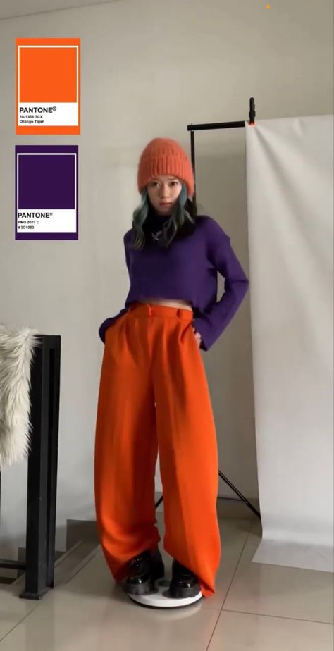 Outfit Inspirations Color Combos, Orange Colour Combo Outfit, Color Block Outfits Aesthetic, Bright Orange Outfit Color Combos, Orange Combo Outfit, Orange Pants Outfit Street Style, Orange Outfit Color Combos, Purple And Orange Outfit, Colorful Pants Outfit