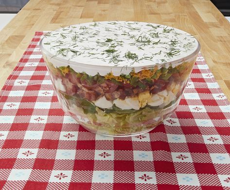 7 Layer Salad Recipe, 7 Layer Salad, Layer Salad, Seven Layer Salad, Layered Salad Recipes, Savory Sides, Salad Salad, Beautiful Salad, Creamy Dressing