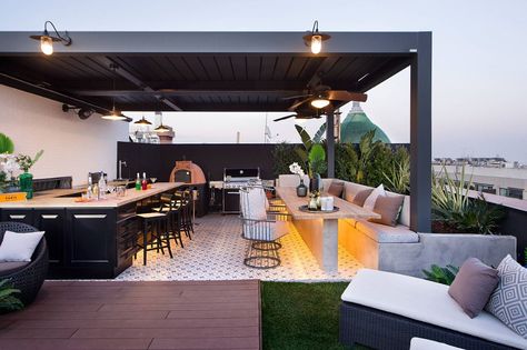 Fabulous covered rooftop kitchen and bar with a social zone that matches its style - Decoist Apartment Rooftop, Design Per Patio, Grilling Area, Roof Terrace Design, Rooftop Patio Design, Roof Garden Design, Alfresco Dining Area, Outdoor Kitchen Bars, Rooftop Terrace Design