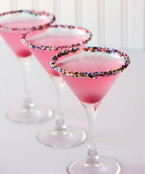 icing to rim glass with sprinkles Birthday Cake Martini, Cake Martini, Cocktails Vodka, Marshmallow Cake, Tequila Rose, Drink Party, Vanilla Vodka, Munnar, Cranberry Juice