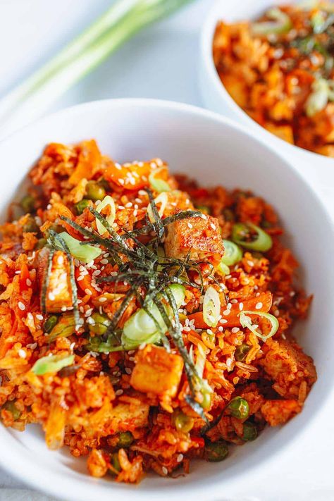 Easy Vegan Kimchi Fried Rice with Tofu and Peas - Plant n' Spice Peas Plant, Fried Rice With Tofu, Vegan Kimchi, Pea Plant, Kimchi Fried Rice, Vegan Beans, Delicious Lunch, Midweek Meals, Bean Curd