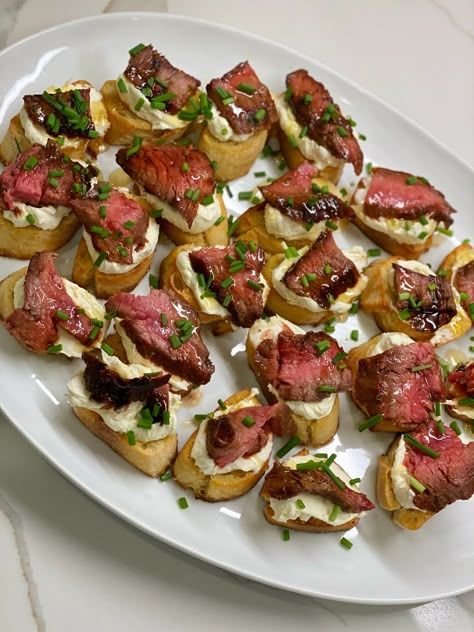 Directions:⁣ Place steak in a large gallon sized Ziploc bag. Add next 7 ingredients (olive oil through Steak Crostini, Steak Appetizers, Crostini Appetizers, Cocktail Party Food, Crostini Recipes, Game Day Appetizers, Steak Bites, The Hardest Part, Flank Steak