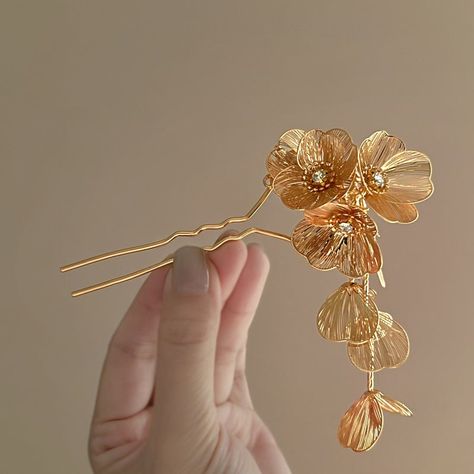 Add a touch of elegance and tradition to your bridal look with our Golden Flower Petals Hair Pin. This exquisite accessory is designed to complement the beauty and grace of a Chinese bride, perfect for weddings and other special occasions. Fancy Hair Pins, Gold Flower Hair Pin, Gold Japanese Aesthetic, Golden Hair Accessories, Chinese Hair Pins, Golden Accessories, Chinese Bride, Anting Manik, Flower Hair Accessories Wedding