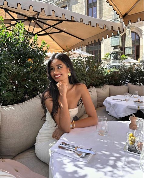 Pose Ideas Restaurant, Poses At A Restaurant, Breakfast Pictures Instagram, Brunch Pose Ideas, Restaurant Pic Ideas, Brunch Poses Instagram, Cute Dinner Insta Pics, Restraunt Insta Pics, Restaurant Poses