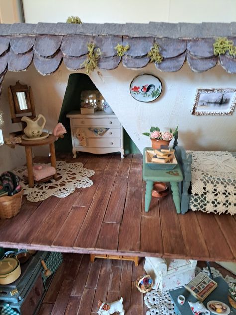 Calico Critter Dollhouse, Home Made Dolls House, Calico Critter House Diy, Calico Critters House Makeover, Diy Calico Critters House, Diy Calico Critters Stuff, Woodland Dollhouse, Cottagecore Dollhouse, Calico Critters Diy