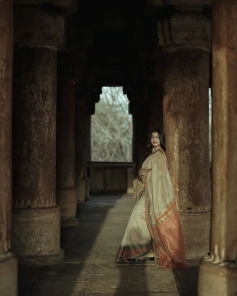 Jara देखो sajan.......🌼🌼💮 . Clicks with shades 📸📸⚡ . Inframe : - @urru57216 . Captured by : -@kapoor_productions @framesbymanish_ . Clicked on : - @sonyalphain . #asthetic #photoshoot #vintagevibes #retro #oldsongs #gwalior #gwaliorfort #gwaliorcityvibes #fyp Photos In Temple, Saree Poses In Temple, Photoshoot In Temple, Temple Photoshoot, Cosmo Photoshoot, Temple Shoot, Saree Diwali, Aesthetic Saree, Saree Pose