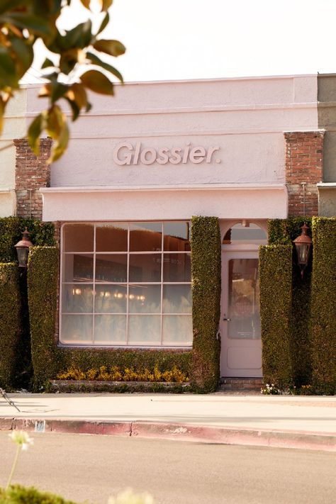 Glossier Store Opens on Melrose Place in L.A. | Hollywood Reporter Glossier La Store, Glossier Pop Up, Aesthetic Stores, Los Angeles Shopping, Melrose Place, Glossy Makeup, Store Interiors, Wolfram, Photo Wall Collage