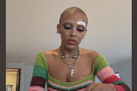 Doja Cat Shaves Head and Razors Off Eyebrows, Speaks on Why She Doesn’t ‘Like Having Hair’ [Video] Shaved Head And Eyebrows, Doja Cat Shaved Head, Shaving Eyebrows With Razor, Shaving Eyebrows, Shaved Eyebrows, Shave Eyebrows, Shave Her Head, Wire Jewelry Making, Beauty Mark