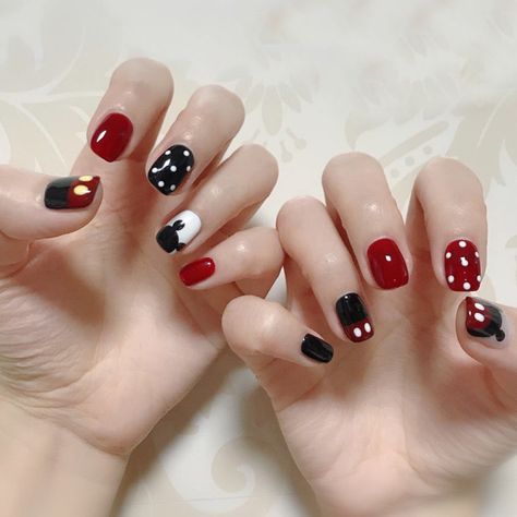 Mickey Mouse Manicure Ideas, Nail Mickey Mouse Design, Mickey Nail Art Simple, Mickey Mouse Nail Art Design, Nail Mickey Mouse, Minimalist Mickey Nails, Mickey Mouse Short Nails, Mickey And Friends Nails, Simple Mickey Mouse Nails