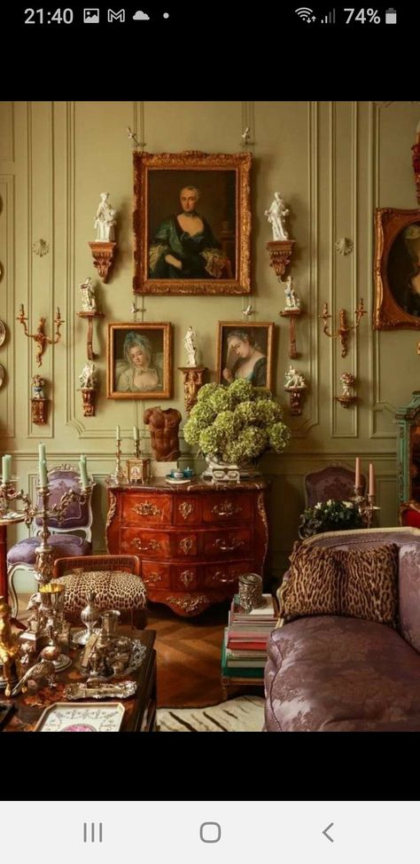 French Louis Xvi Style Living Room, Antique English Decor, English Interior Design Classic, Classic Apartment Interior, French Sitting Room, French Provincial Interior, French Antique Decor, French Chateau Interiors, Old English Manor