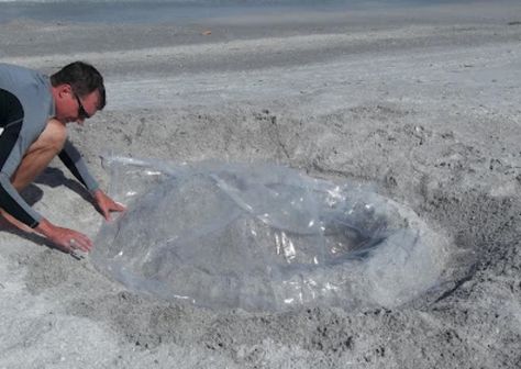 If your kids love the beach, but you don't love them playing in the rough ocean, then we have the perfect DIY hack for you to keep your kids safe! Diy Kiddie Pool, Pool At The Beach, Fix Flip Flops, Kids Sprinkler, Dollar Store Christmas Decor, Thrifty Diy, Plastic Shower Curtain, Stock Tank Pool, Dollar Store Christmas