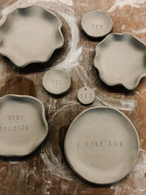 Clay Plates Design, Handmade Ceramics Plates, Clay Plates, Pottery Workshop, Diy Ceramic, Keramik Design, Pottery Crafts, Ceramics Pottery Art, Clay Art Projects